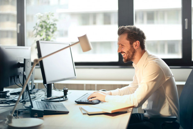 Man achter een pc met de monitor op de juiste hoogte