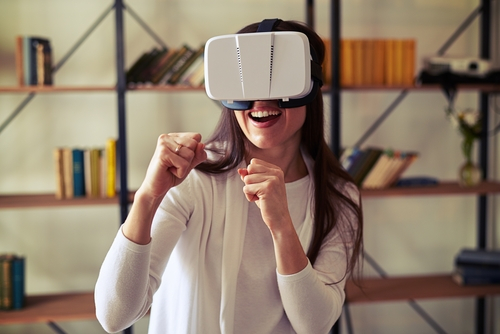 Vrouw speelt vechtspel met virtual reality bril