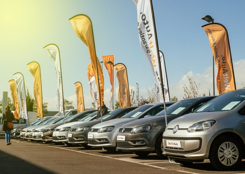 Vrouw bekijkt auto's bij Volkswagen dealer in Duitsland