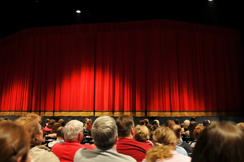 Theater voor voorstelling met gordijnen dicht