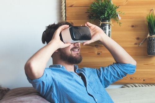 Man bekijkt nieuwe huis via virtual reality bril