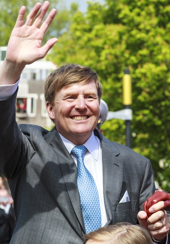 Koning Willem-Alexander zwaait