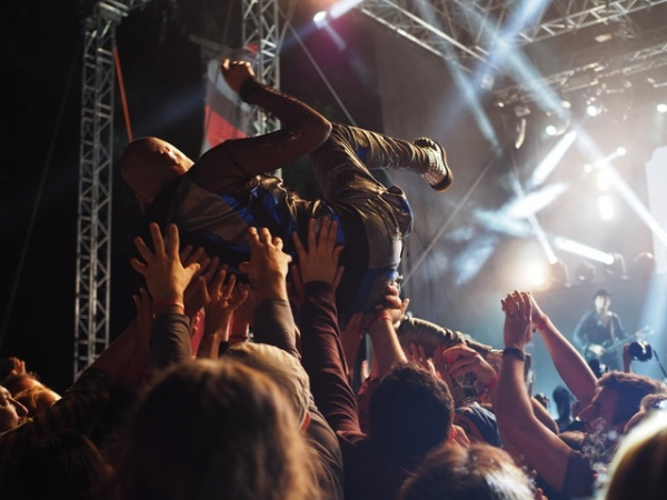 Crowdsurfen tijdens festival